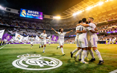 欧冠联赛皇家马德里球员在伯纳乌球场庆祝进球的场景