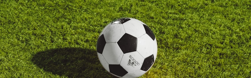 英超联赛曼城对阵利物浦比赛中球员激烈争抢足球的瞬间