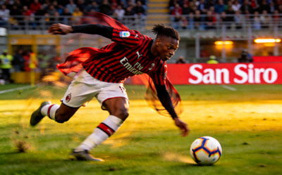 意甲联赛AC米兰球员在圣西罗球场带球突破的精彩镜头